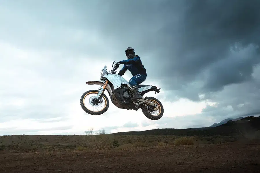 la moto d'aventure la plus bestiale au monde est cette yamaha ténéré très spéciale, préparée par un mécanicien légendaire du motogp 5