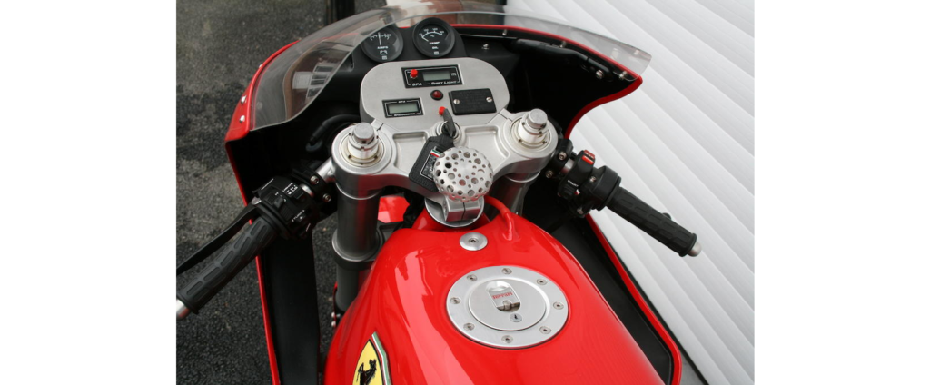 la moto ferrari a bel et bien existé sa construction a duré 24 ans et elle a coûté plus cher qu'un yacht pour finir en échec total 7