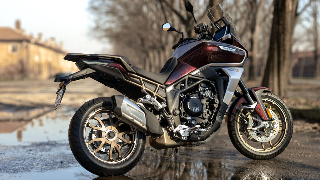 les chinois viennent de faire renaître une autre marque de motos européenne légendaire et leur premier modèle est un fantastique trail qui rivalise avec kawasaki 1