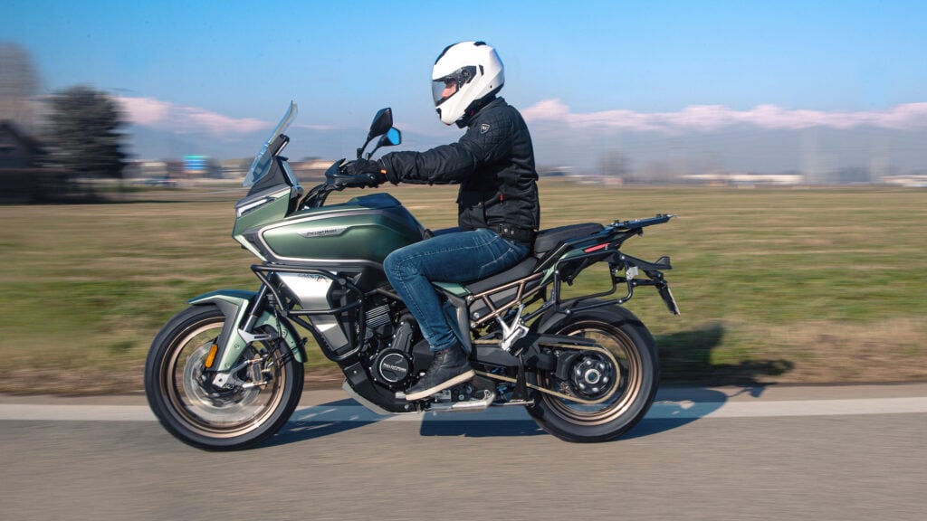 les chinois viennent de faire renaître une autre marque de motos européenne légendaire et leur premier modèle est un fantastique trail qui rivalise avec kawasaki 12