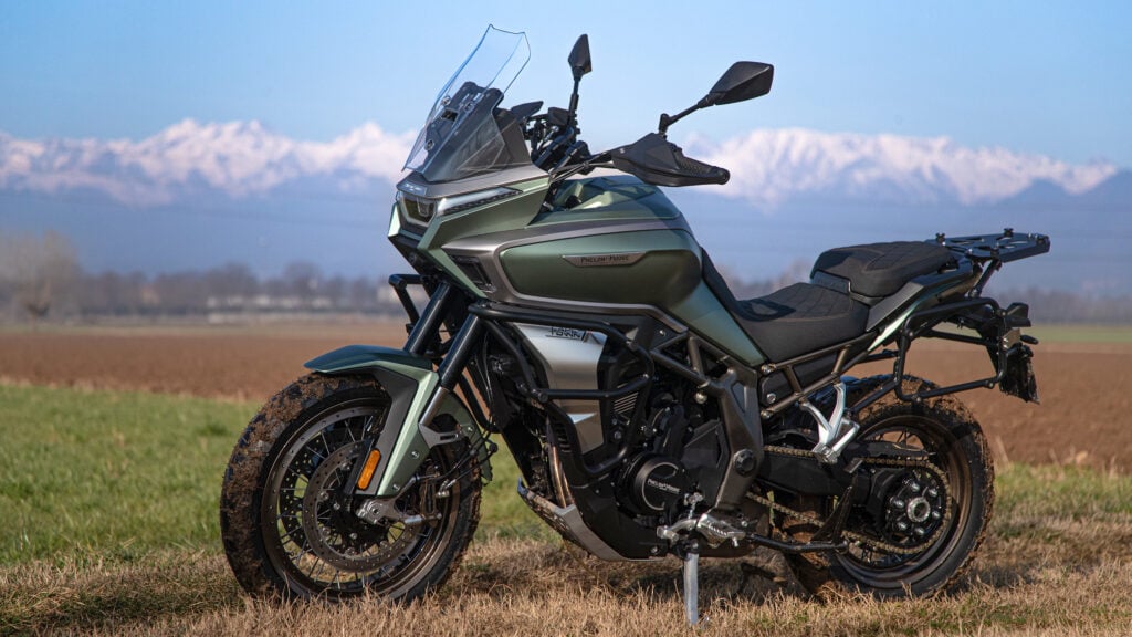 les chinois viennent de faire renaître une autre marque de motos européenne légendaire et leur premier modèle est un fantastique trail qui rivalise avec kawasaki 13