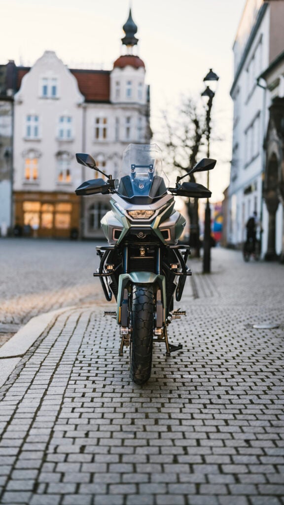 les chinois viennent de faire renaître une autre marque de motos européenne légendaire et leur premier modèle est un fantastique trail qui rivalise avec kawasaki 17