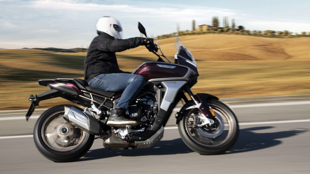 les chinois viennent de faire renaître une autre marque de motos européenne légendaire et leur premier modèle est un fantastique trail qui rivalise avec kawasaki 2