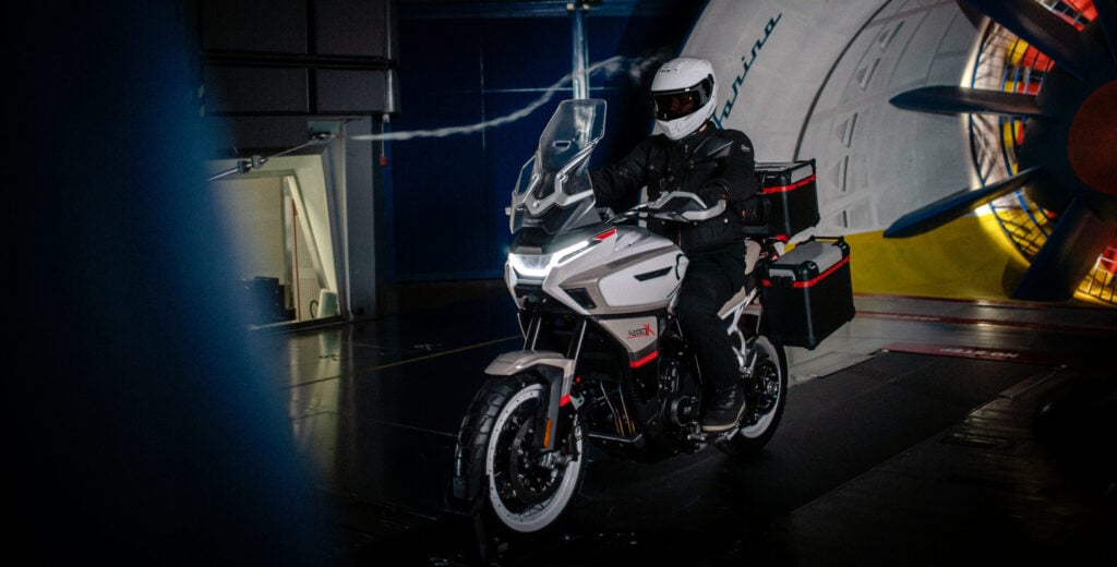 les chinois viennent de faire renaître une autre marque de motos européenne légendaire et leur premier modèle est un fantastique trail qui rivalise avec kawasaki 23