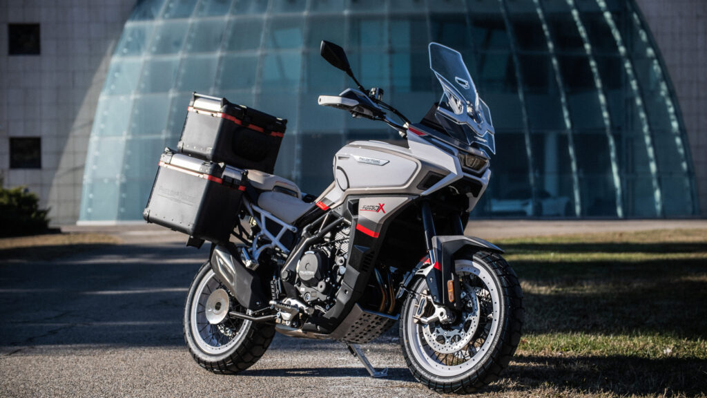 les chinois viennent de faire renaître une autre marque de motos européenne légendaire et leur premier modèle est un fantastique trail qui rivalise avec kawasaki 27