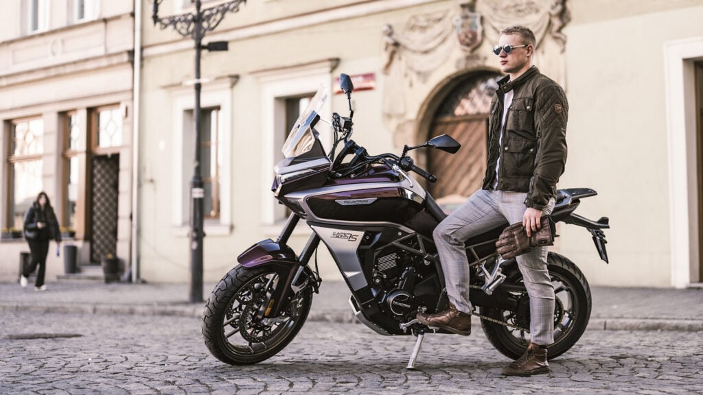 les chinois viennent de faire renaître une autre marque de motos européenne légendaire et leur premier modèle est un fantastique trail qui rivalise avec kawasaki 3
