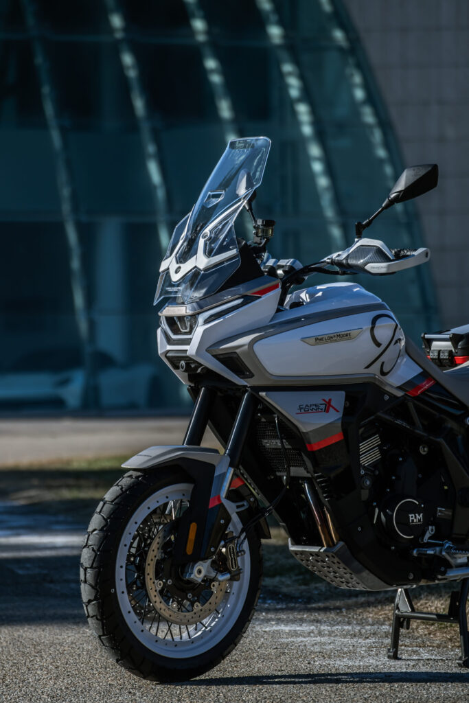 les chinois viennent de faire renaître une autre marque de motos européenne légendaire et leur premier modèle est un fantastique trail qui rivalise avec kawasaki 30