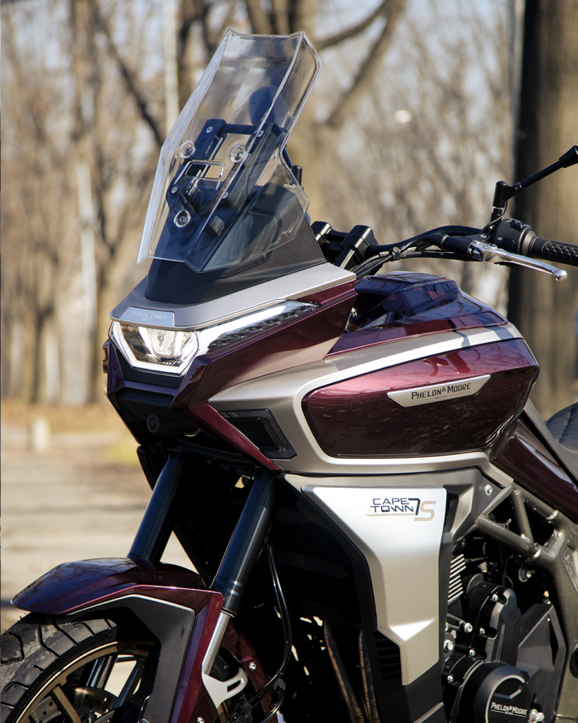 les chinois viennent de faire renaître une autre marque de motos européenne légendaire et leur premier modèle est un fantastique trail qui rivalise avec kawasaki 4