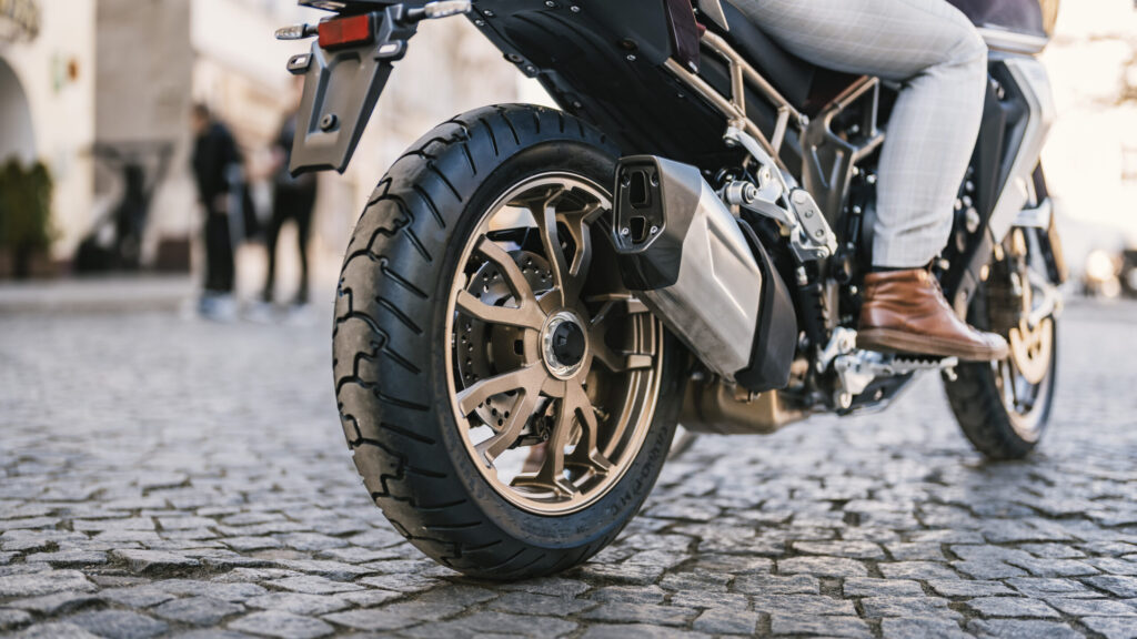 les chinois viennent de faire renaître une autre marque de motos européenne légendaire et leur premier modèle est un fantastique trail qui rivalise avec kawasaki 5