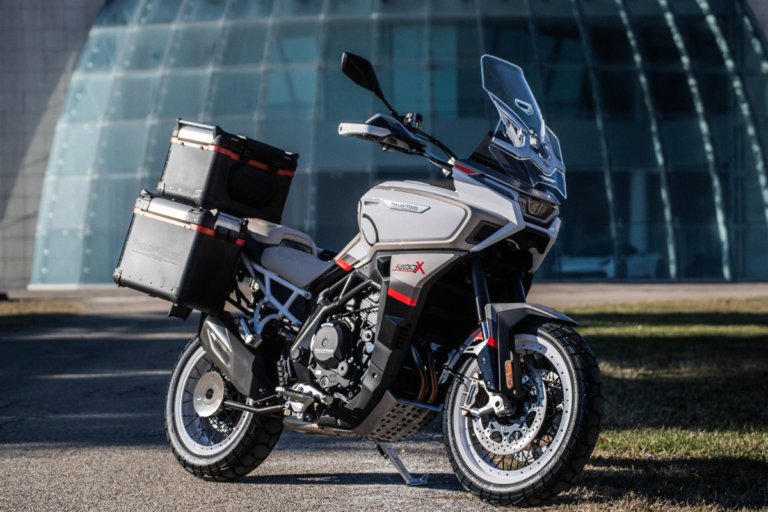 les chinois viennent de faire renaître une autre marque de motos européenne légendaire et leur premier modèle est un fantastique trail qui rivalise avec kawasaki