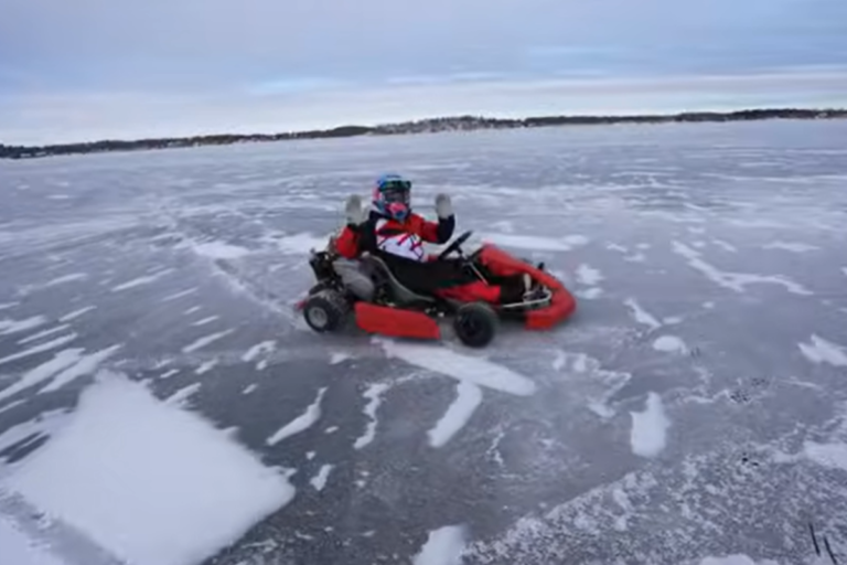 on dirait un jouet d’enfant, mais ce kart électrique lancé sur la glace accélère comme une supercar et se met à tourner sur une roue comme dans un jeu vidéo