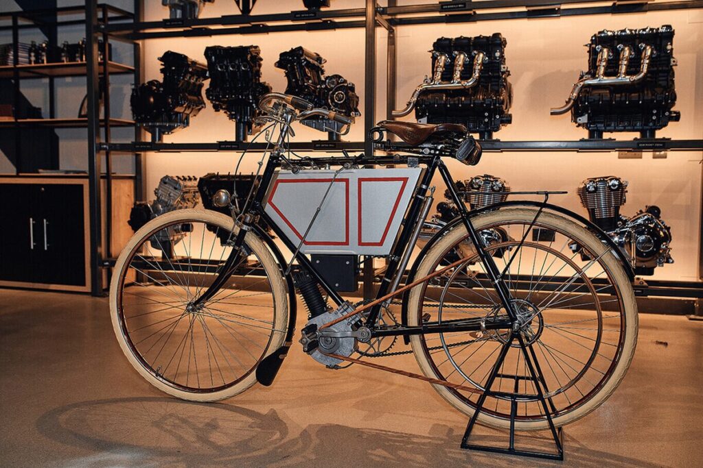 perdue depuis plus de 100 ans, la première moto triumph refait surface par hasard et devient la nouvelle pièce maîtresse du musée de la marque 14