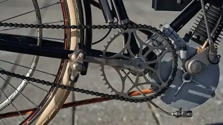 perdue depuis plus de 100 ans, la première moto triumph refait surface par hasard et devient la nouvelle pièce maîtresse du musée de la marque 4