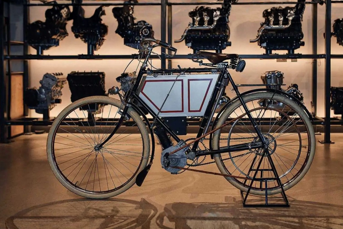 perdue depuis plus de 100 ans, la première moto triumph refait surface par hasard et devient la nouvelle pièce maîtresse du musée de la marque