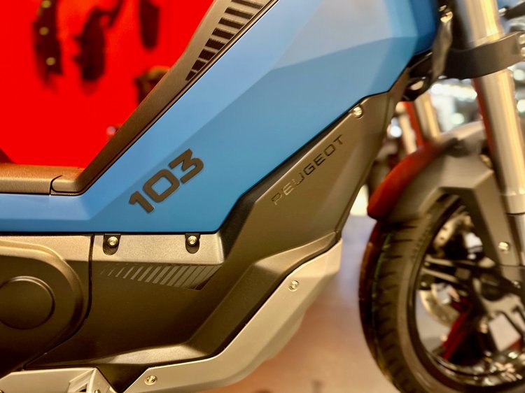 peugeot ressuscite la mythique 103 des années collège en france ce nouveau modèle électrique “pédale et pop” promet 40 km d’autonomie et un prix pensé pour les petits budgets urbains 12