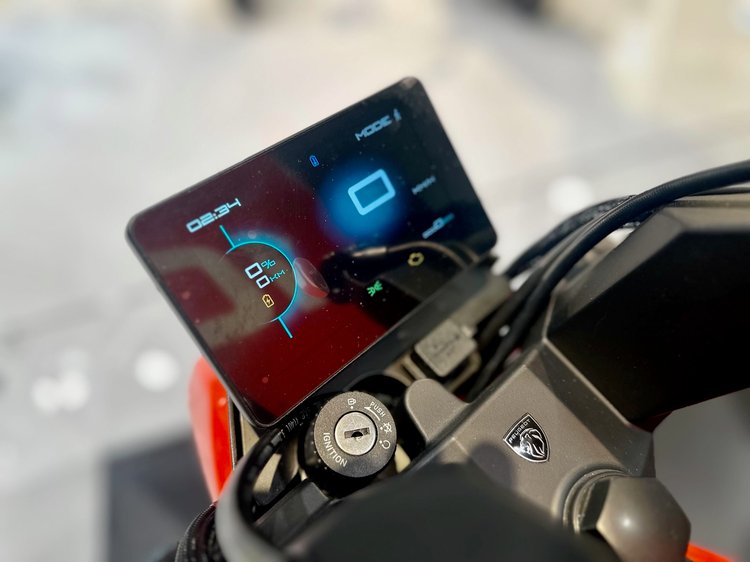 peugeot ressuscite la mythique 103 des années collège en france ce nouveau modèle électrique “pédale et pop” promet 40 km d’autonomie et un prix pensé pour les petits budgets urbains 13