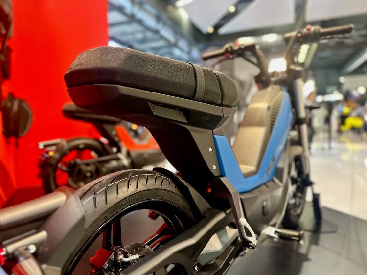 peugeot ressuscite la mythique 103 des années collège en france ce nouveau modèle électrique “pédale et pop” promet 40 km d’autonomie et un prix pensé pour les petits budgets urbains 14