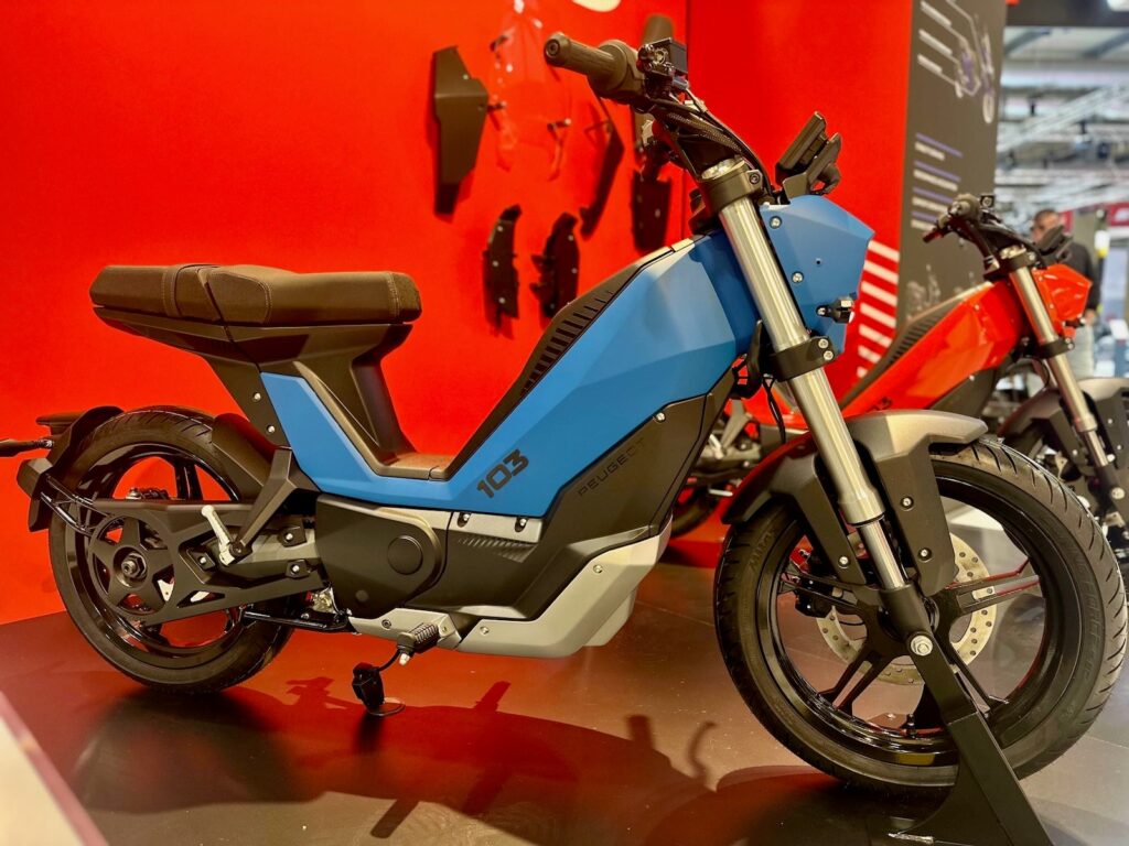 peugeot ressuscite la mythique 103 des années collège en france ce nouveau modèle électrique “pédale et pop” promet 40 km d’autonomie et un prix pensé pour les petits budgets urbains 3