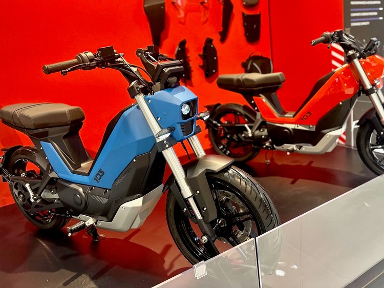 peugeot ressuscite la mythique 103 des années collège en france ce nouveau modèle électrique “pédale et pop” promet 40 km d’autonomie et un prix pensé pour les petits budgets urbains 4