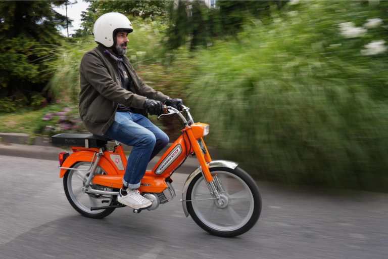 peugeot ressuscite la mythique 103 des années collège en france ce nouveau modèle électrique “pédale et pop” promet 40 km d’autonomie et un prix pensé pour les petits budgets urbains