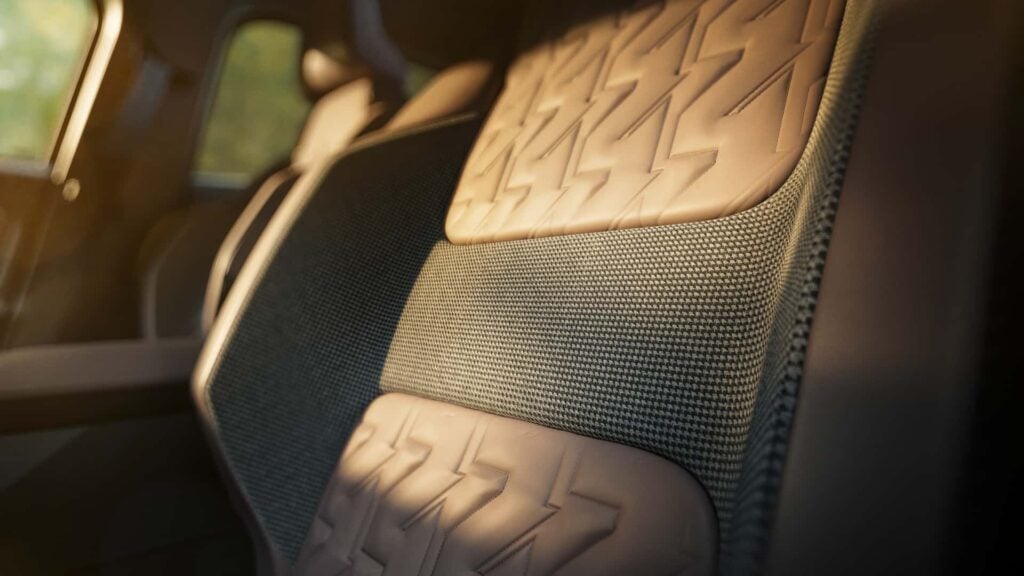 renault croit tenir son nouveau carton une 4l moderne, 4 roues motrices, mode terrain dédié et look rétro, la 4 savane 4x4 veut conquérir le nord de l’europe 19
