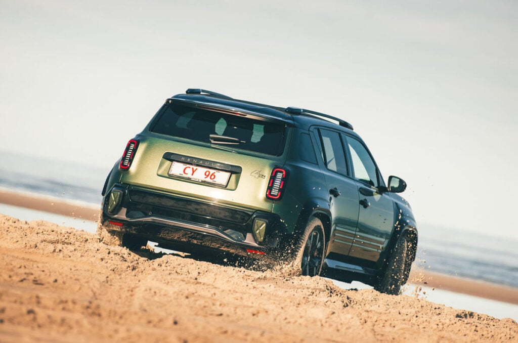 renault croit tenir son nouveau carton une 4l moderne, 4 roues motrices, mode terrain dédié et look rétro, la 4 savane 4x4 veut conquérir le nord de l’europe 8