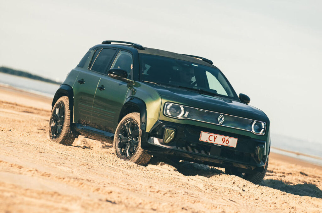 renault croit tenir son nouveau carton une 4l moderne, 4 roues motrices, mode terrain dédié et look rétro, la 4 savane 4x4 veut conquérir le nord de l’europe 9