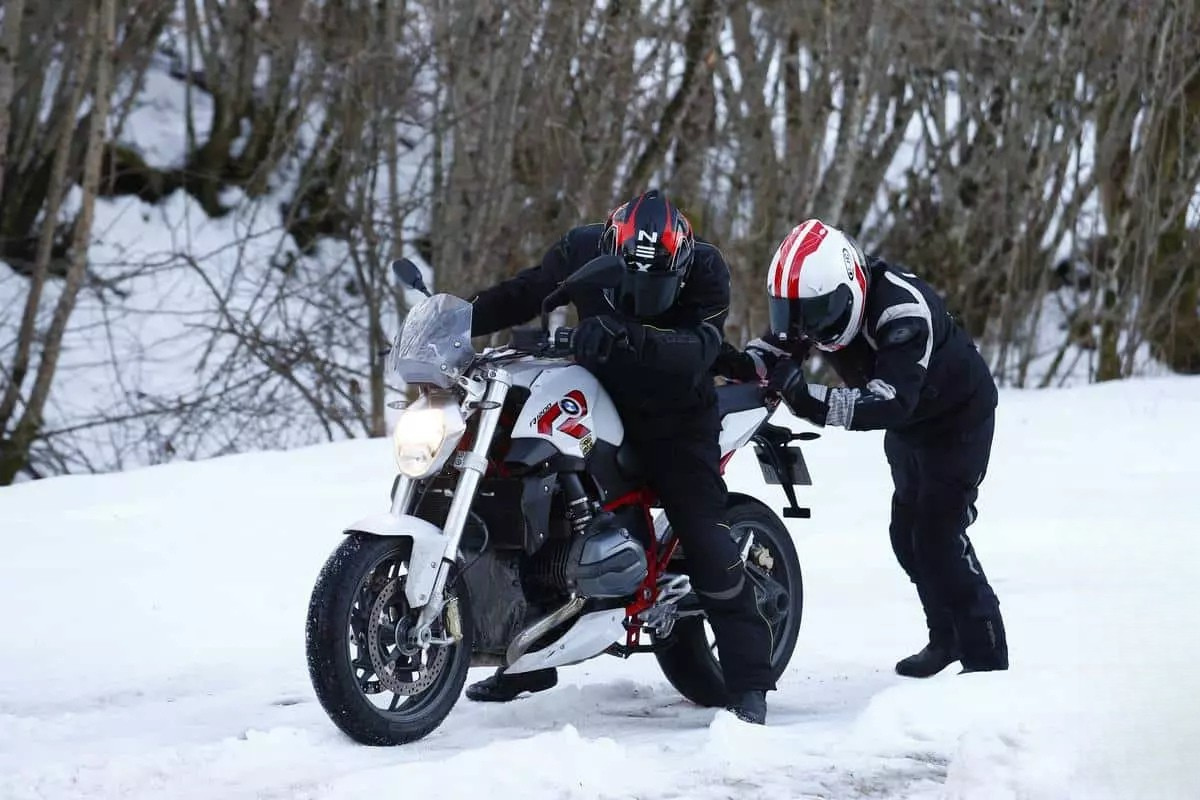 réparer des motos par moins 30 degrés sans atelier à proximité c'est le métier de mécanicien le plus extrême de la planète, en plein cœur de l'antarctique
