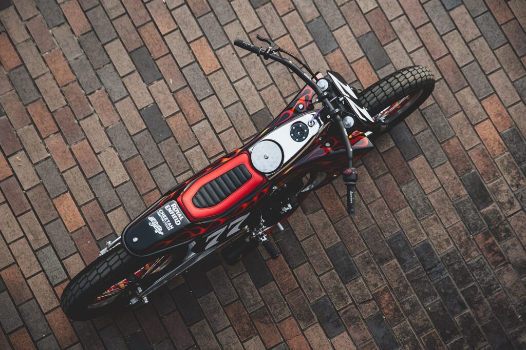 royal enfield guerrilla 450 ce préparateur de tokyo l’a transformée en arme de flat track inspirée du piment carolina reaper, et le résultat est complètement fou 3