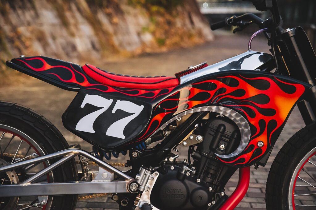 royal enfield guerrilla 450 ce préparateur de tokyo l’a transformée en arme de flat track inspirée du piment carolina reaper, et le résultat est complètement fou 5