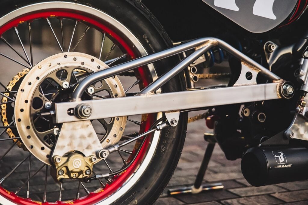 royal enfield guerrilla 450 ce préparateur de tokyo l’a transformée en arme de flat track inspirée du piment carolina reaper, et le résultat est complètement fou 6
