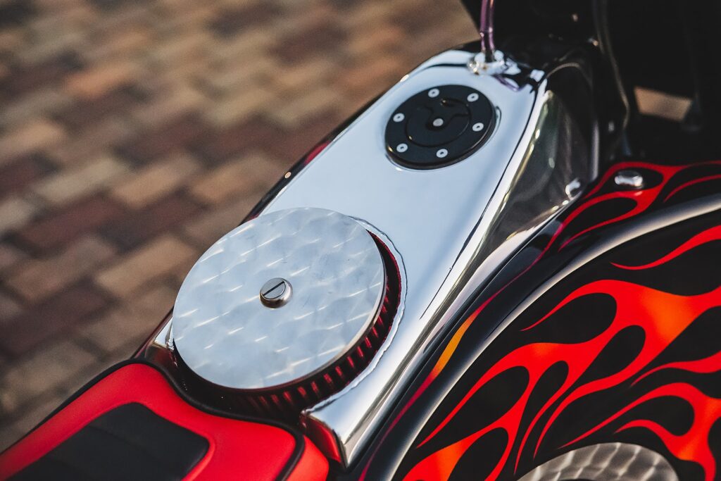 royal enfield guerrilla 450 ce préparateur de tokyo l’a transformée en arme de flat track inspirée du piment carolina reaper, et le résultat est complètement fou 7