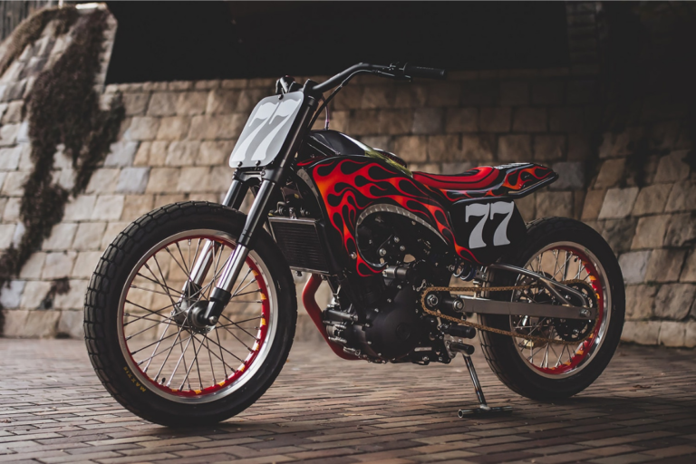 royal enfield guerrilla 450 ce préparateur de tokyo l’a transformée en arme de flat track inspirée du piment carolina reaper, et le résultat est complètement fou