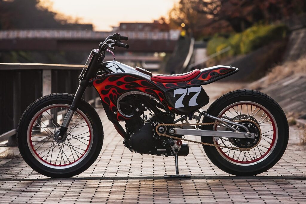 royal enfield guerrilla 450 ce préparateur de tokyo l’a transformée en arme de flat track inspirée du piment carolina reaper, et le résultat est complètement fou 8