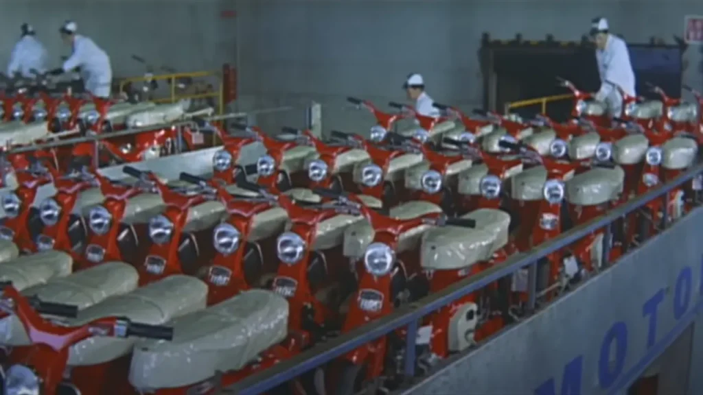 “si votre salopette est sale, vous avez échoué” cette règle folle dans les usines honda des années 60 montre jusqu’où la marque est allée pour devenir numéro 1 mondial 1