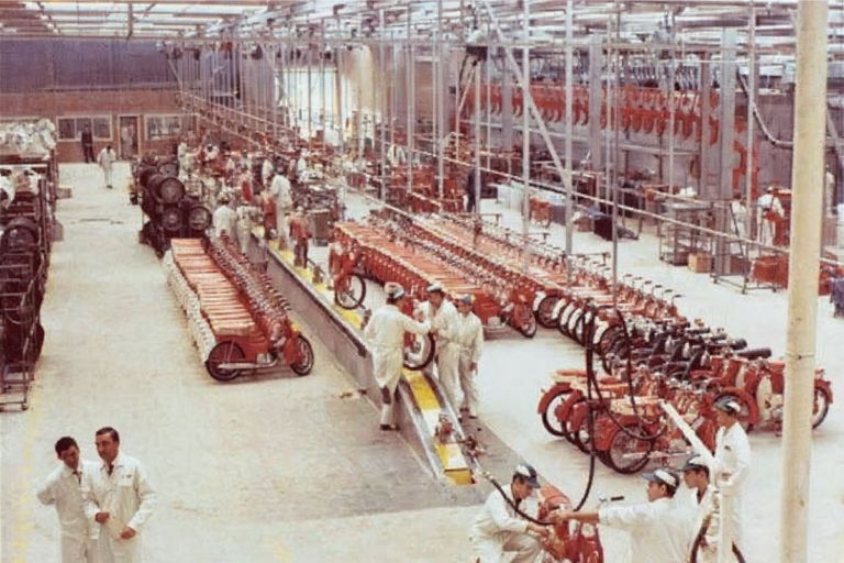 “si votre salopette est sale, vous avez échoué” cette règle folle dans les usines honda des années 60 montre jusqu’où la marque est allée pour devenir numéro 1 mondial