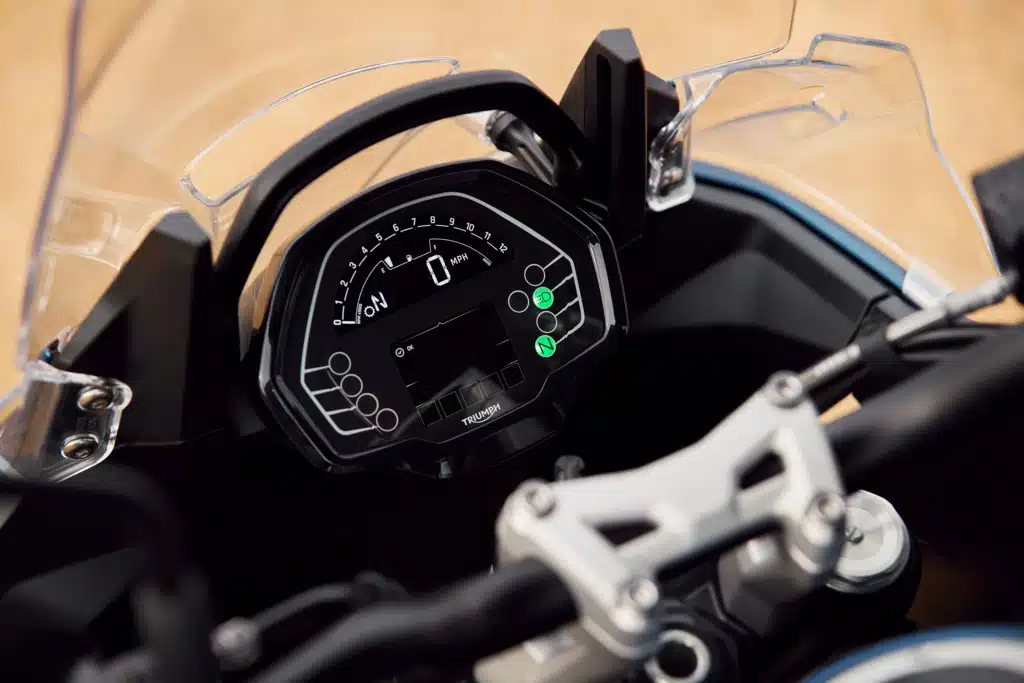 triumph sort enfin le trail sport gt que tout le monde attendait cette tiger sport 800 tour arrive d’origine avec valises, top case et poignées chauffantes pour avaler l’europe 13