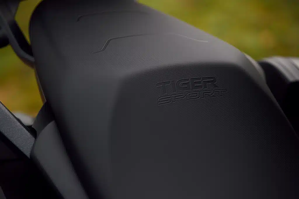 triumph sort enfin le trail sport gt que tout le monde attendait cette tiger sport 800 tour arrive d’origine avec valises, top case et poignées chauffantes pour avaler l’europe 14