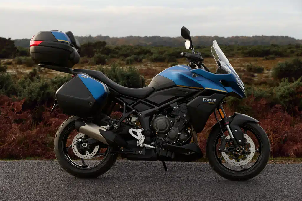 triumph sort enfin le trail sport gt que tout le monde attendait cette tiger sport 800 tour arrive d’origine avec valises, top case et poignées chauffantes pour avaler l’europe 4