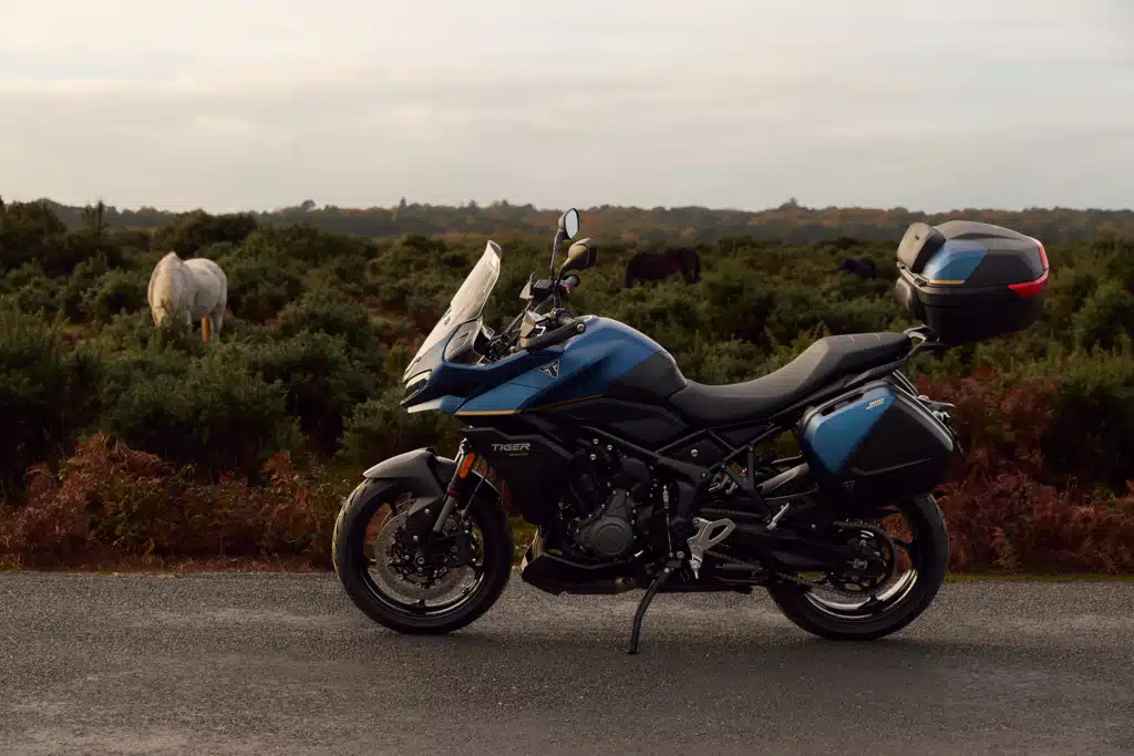 triumph sort enfin le trail sport gt que tout le monde attendait cette tiger sport 800 tour arrive d’origine avec valises, top case et poignées chauffantes pour avaler l’europe 5