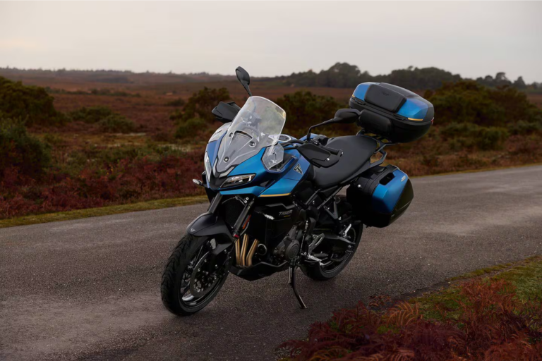 triumph sort enfin le trail sport gt que tout le monde attendait cette tiger sport 800 tour arrive d’origine avec valises, top case et poignées chauffantes pour avaler l’europe