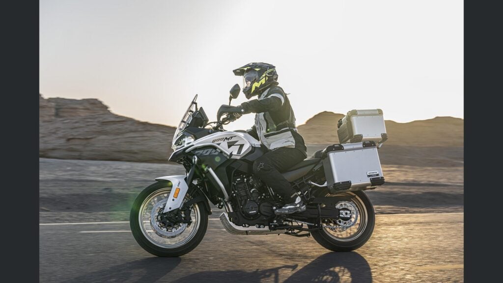 une 800 cm³ avec amortisseurs kyb semi actifs et tout l’électronique moderne cfmoto lance une 800mt es qui n’a plus grand chose à envier aux marques premiums 1