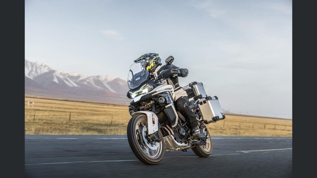 une 800 cm³ avec amortisseurs kyb semi actifs et tout l’électronique moderne cfmoto lance une 800mt es qui n’a plus grand chose à envier aux marques premiums 10
