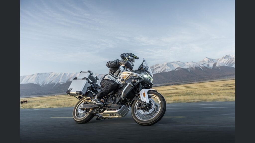 une 800 cm³ avec amortisseurs kyb semi actifs et tout l’électronique moderne cfmoto lance une 800mt es qui n’a plus grand chose à envier aux marques premiums 11