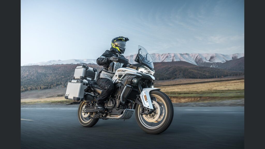 une 800 cm³ avec amortisseurs kyb semi actifs et tout l’électronique moderne cfmoto lance une 800mt es qui n’a plus grand chose à envier aux marques premiums 12