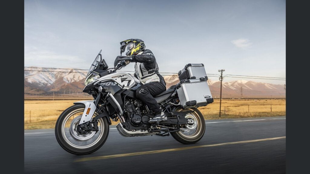 une 800 cm³ avec amortisseurs kyb semi actifs et tout l’électronique moderne cfmoto lance une 800mt es qui n’a plus grand chose à envier aux marques premiums 13