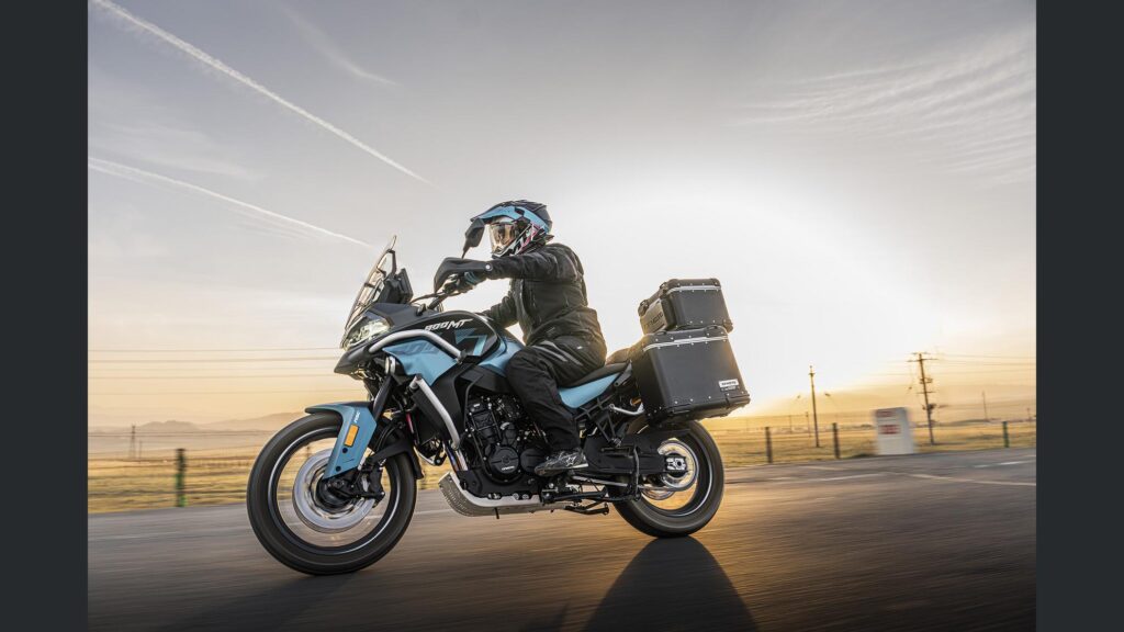 une 800 cm³ avec amortisseurs kyb semi actifs et tout l’électronique moderne cfmoto lance une 800mt es qui n’a plus grand chose à envier aux marques premiums 14