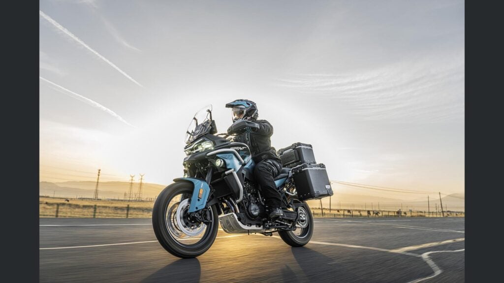 une 800 cm³ avec amortisseurs kyb semi actifs et tout l’électronique moderne cfmoto lance une 800mt es qui n’a plus grand chose à envier aux marques premiums 15