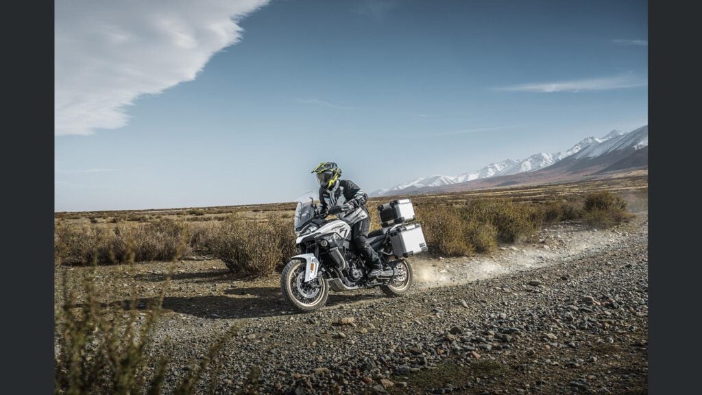 une 800 cm³ avec amortisseurs kyb semi actifs et tout l’électronique moderne cfmoto lance une 800mt es qui n’a plus grand chose à envier aux marques premiums 16
