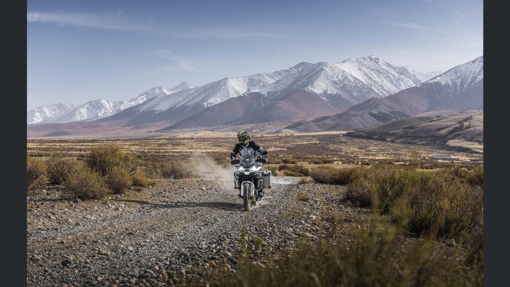 une 800 cm³ avec amortisseurs kyb semi actifs et tout l’électronique moderne cfmoto lance une 800mt es qui n’a plus grand chose à envier aux marques premiums 17